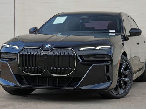 Used 2024 BMW 740i w/ Premium Package 2 RWD image 3