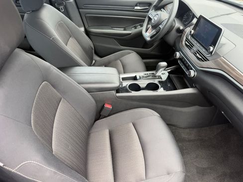 Used 2024 Nissan Altima 2.5 SV FWD image 12