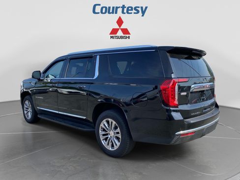 Used 2022 GMC Yukon XL SLT w/ SLT Premium Package AWD/4WD image 3