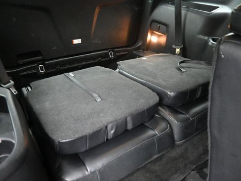 Used 2017 Ford Explorer XLT w/ Equipment Group 202A image 9