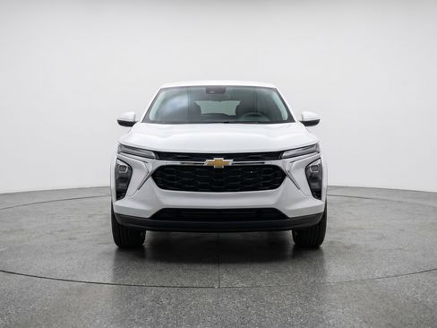 Used 2025 Chevrolet Trax LT w/ LT Convenience Package FWD image 2