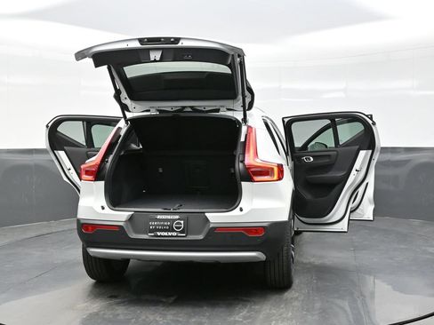 Used 2025 Volvo XC40 B5 Plus image 39