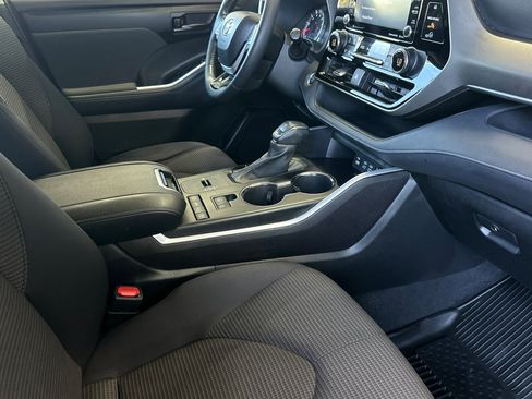 Used 2022 Toyota Highlander LE FWD image 16