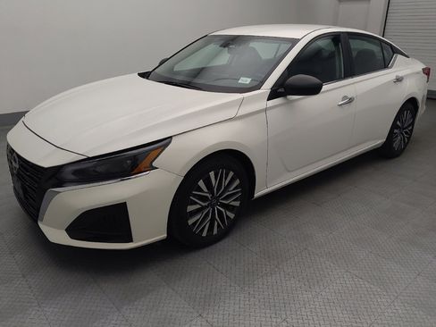 Used 2025 Nissan Altima 2.5 SV FWD image 2