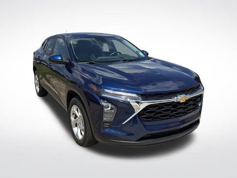 Used 2024 Chevrolet Trax LS w/ LS Convenience Package FWD image 4