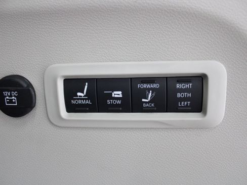 Used 2020 Chrysler Pacifica Limited FWD image 23