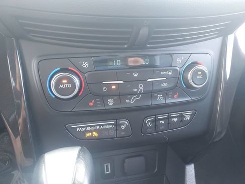 Used 2017 Ford Escape Titanium w/ Equipment Group 301A AWD/4WD image 17
