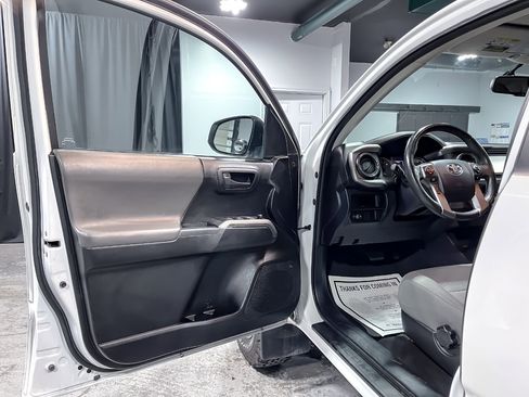 Used 2017 Toyota Tacoma TRD Off-Road image 11