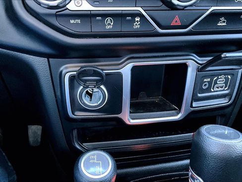 Used 2023 Jeep Gladiator Sport image 17