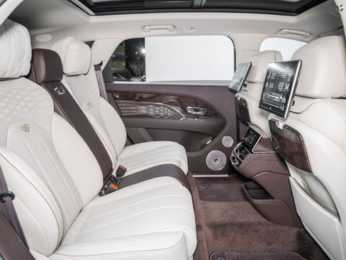 Used 2025 Bentley Bentayga Extended Wheelbase image 25