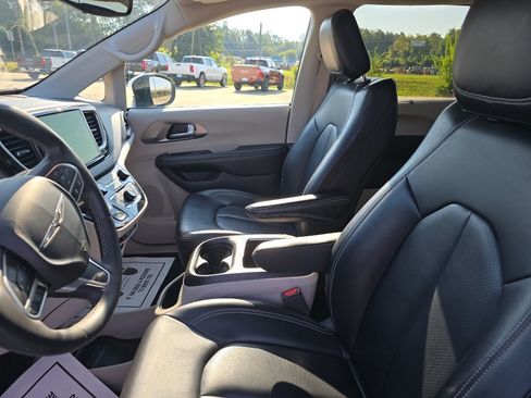 Used 2023 Chrysler Pacifica Touring-L FWD image 14
