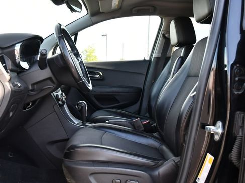 Used 2019 Chevrolet Trax LT w/ LT Convenience Package FWD image 14
