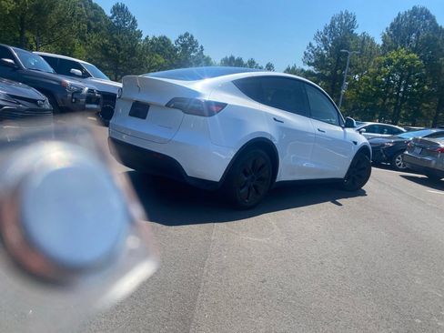 Used 2024 Tesla Model Y Long Range AWD/4WD image 26