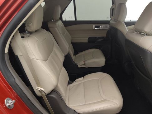 Used 2020 Ford Explorer Platinum w/ Premium Technology Package image 19