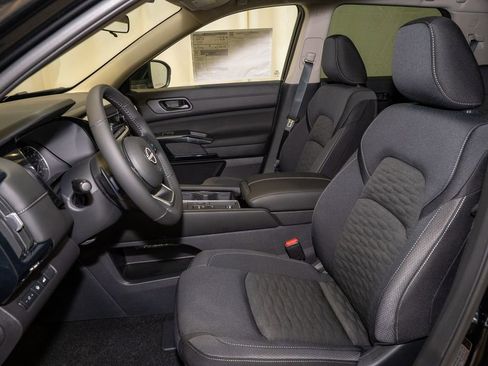 New 2025 Nissan Pathfinder SV image 14