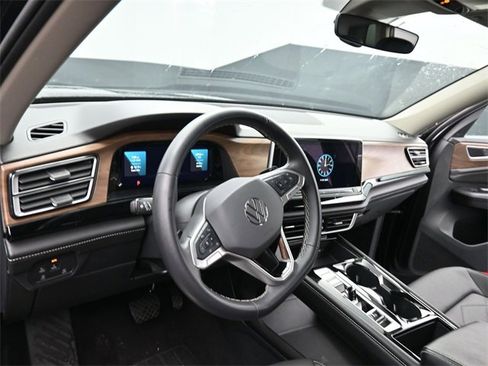 Used 2024 Volkswagen Atlas SE image 16