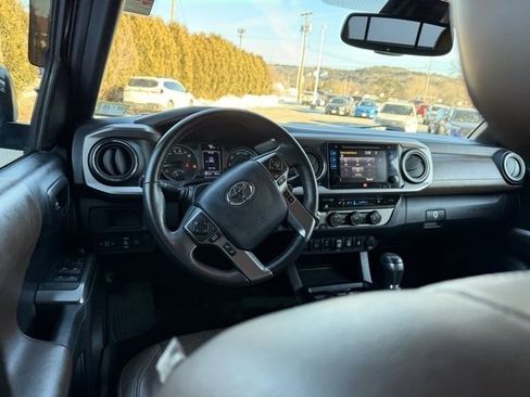 Used 2019 Toyota Tacoma Limited image 16