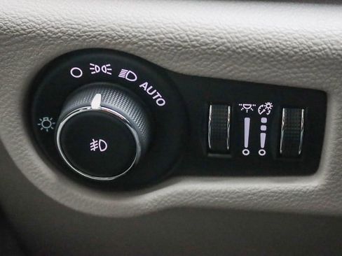 Used 2024 Chrysler Pacifica Select image 50