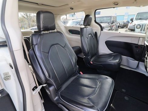 Used 2020 Chrysler Pacifica Limited w/ Tire & Wheel Group image 59
