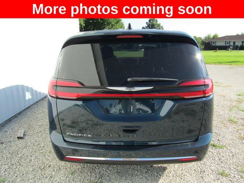 Used 2025 Chrysler Pacifica Select FWD image 4