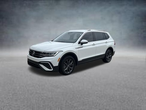 Certified 2023 Volkswagen Tiguan SE FWD image 2