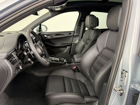 Certified 2025 Porsche Macan AWD/4WD image 5