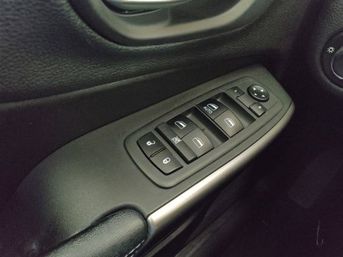 Used 2019 Jeep Cherokee Latitude w/ Popular Appearance Group image 27