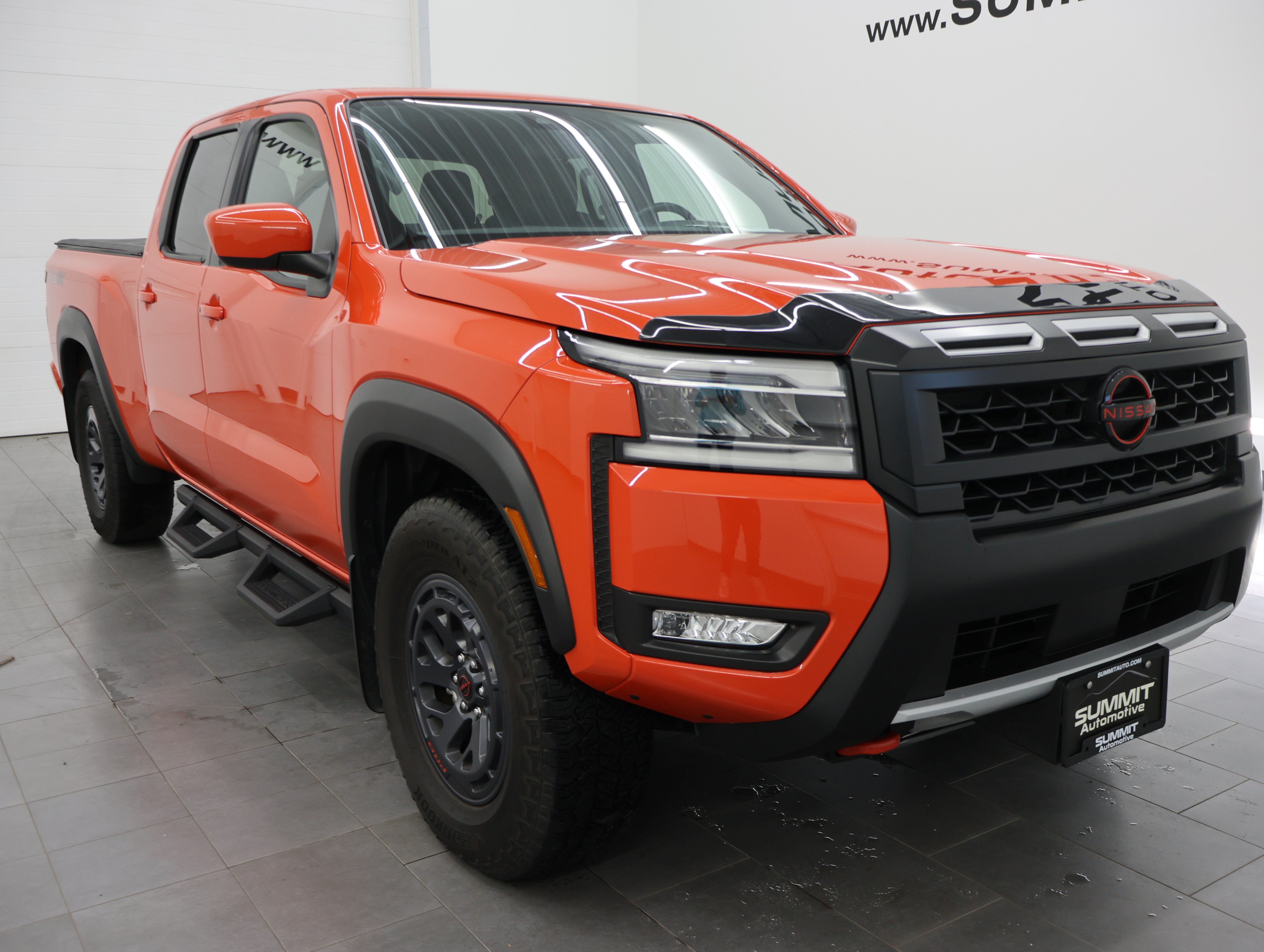 Used 2025 Nissan Frontier PRO-4X AWD/4WD image 2