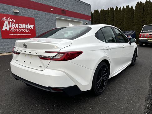 Used 2025 Toyota Camry SE image 3