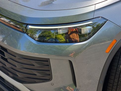 Certified 2025 Volkswagen Tiguan SE AWD/4WD image 33