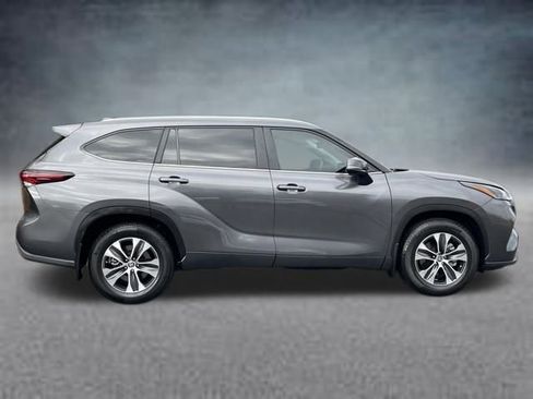 Used 2024 Toyota Highlander LE image 4