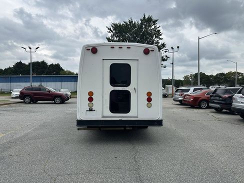 Used 2012 Ford E-450 and Econoline 450 Super Duty w/ Shuttle Bus Prep Pkg RWD image 8