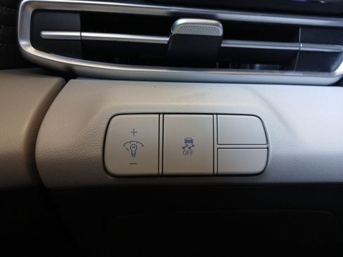 Used 2024 Hyundai Elantra Limited image 19