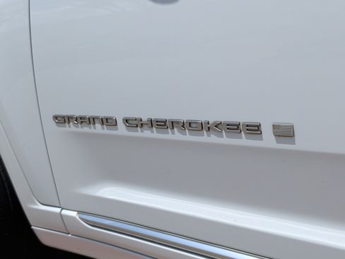 Used 2023 Jeep Grand Cherokee Summit w/ Adv Protech Group IV AWD/4WD image 22