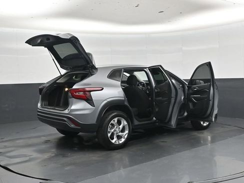 Used 2025 Chevrolet Trax LS w/ LS Convenience Package FWD image 46