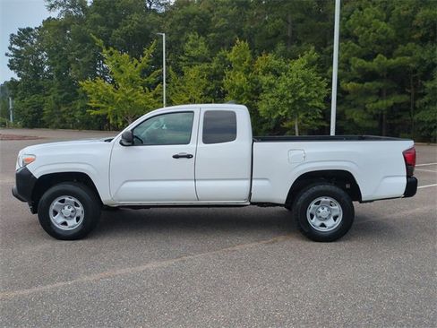 Used 2019 Toyota Tacoma SR image 7