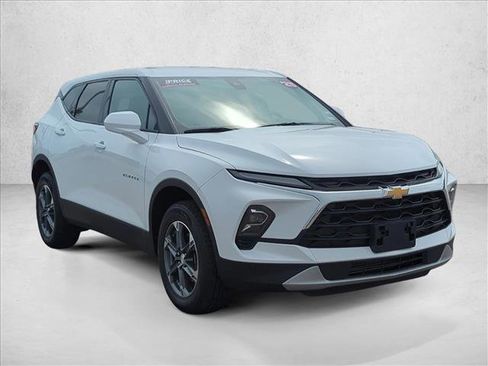 Used 2025 Chevrolet Blazer LT FWD image 3