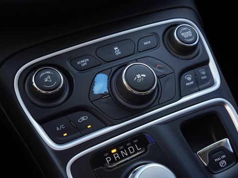 Used 2017 Chrysler 200 Limited Platinum image 13