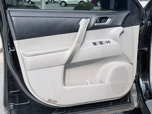 Used 2013 Toyota Highlander SE FWD image 30