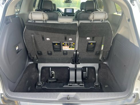 Used 2023 Toyota Sienna Limited image 9