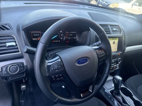 Used 2018 Ford Explorer XLT w/ Equipment Group 201A FWD image 16