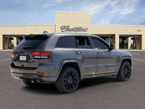 Used 2018 Jeep Grand Cherokee Altitude RWD image 5