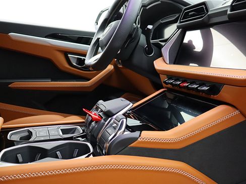Used 2026 Lamborghini Urus SE AWD/4WD image 31