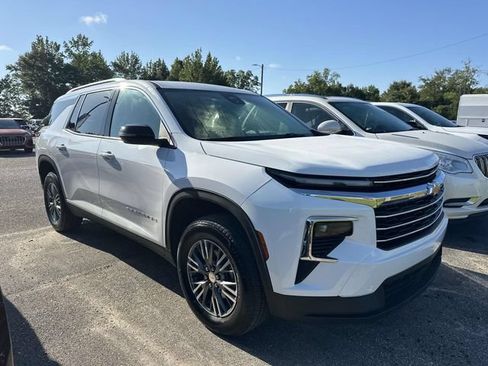 Used 2025 Chevrolet Traverse LT FWD image 12