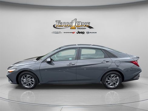 Used 2024 Hyundai Elantra Blue image 4
