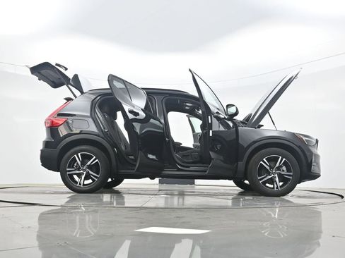 Used 2024 Volvo XC40 B5 Core image 40