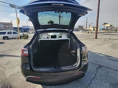 Used 2020 Tesla Model Y Long Range image 11