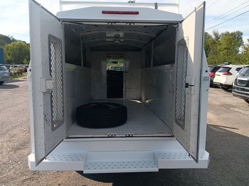 Used 2016 Chevrolet Express 3500 RWD image 4