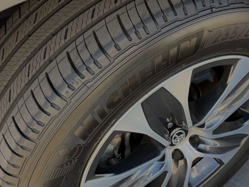 Certified 2024 Toyota Highlander XLE image 12