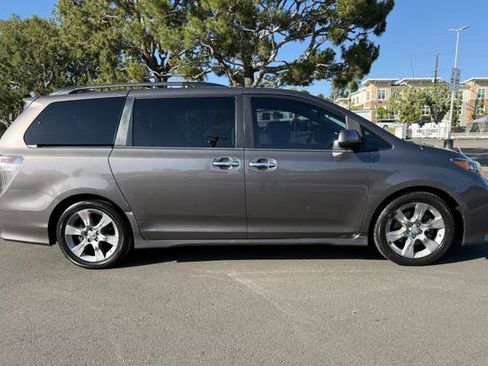 Used 2013 Toyota Sienna SE w/ Premium Pkg w/Entune FWD image 9